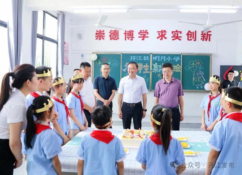 庞佑成带队开展“六一”国际儿童节慰问活动