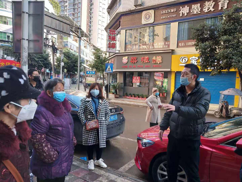 在药店门口疏导.jpg