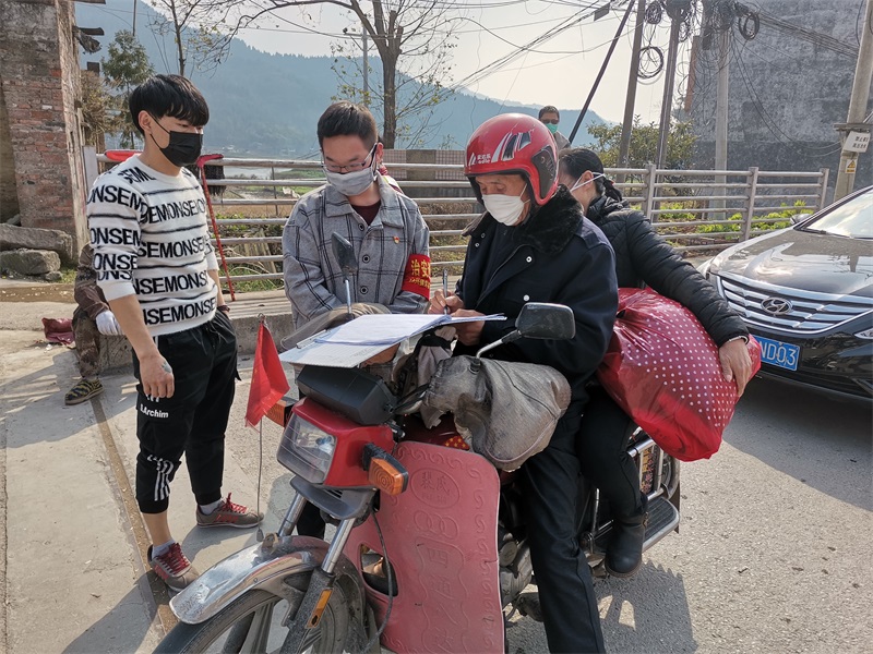 3.大学生 “小红帽”彰显青年风采2.jpg