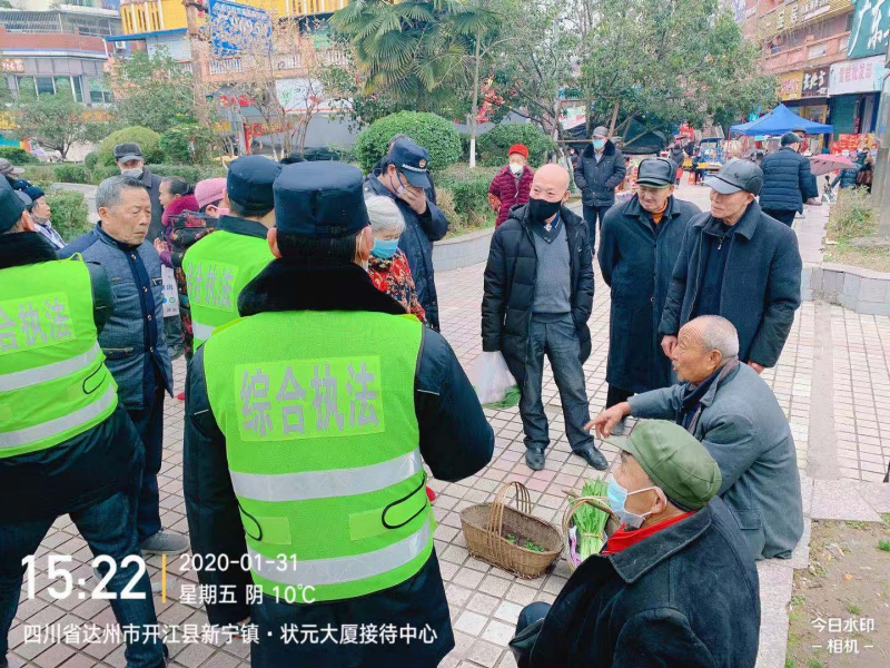 图片6：劝离广场聚集群众(1).jpg