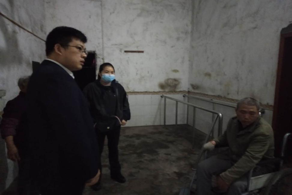 贫困户走访2.jpg