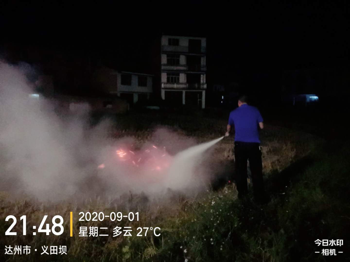 执法人员使用灭火器灭火.jpg