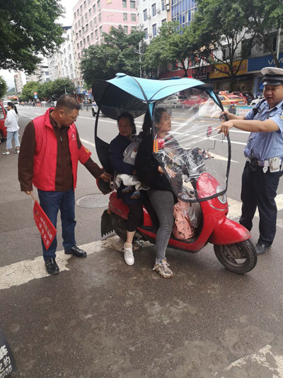 协助交警拆除摩托车雨棚_400.jpg
