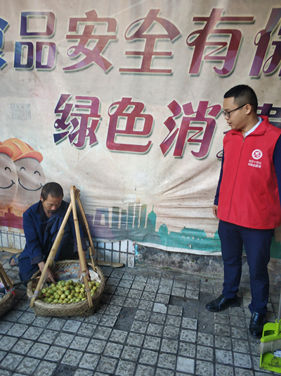 劝离三元农贸市场通道处摊贩_400.jpg