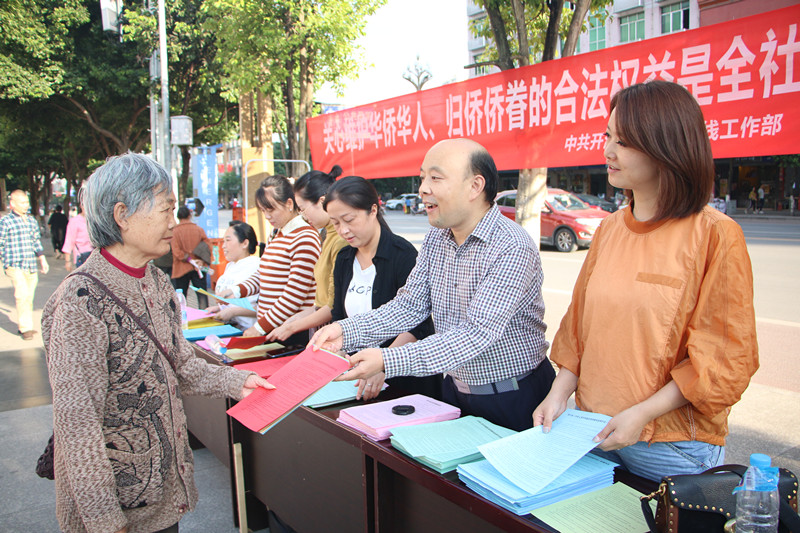 丁主席讲解普法知识.jpg