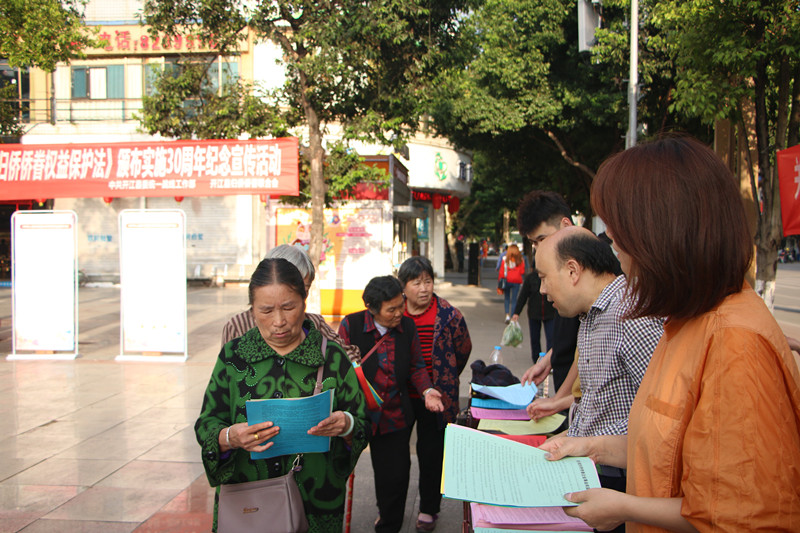 过路群众参观.jpg