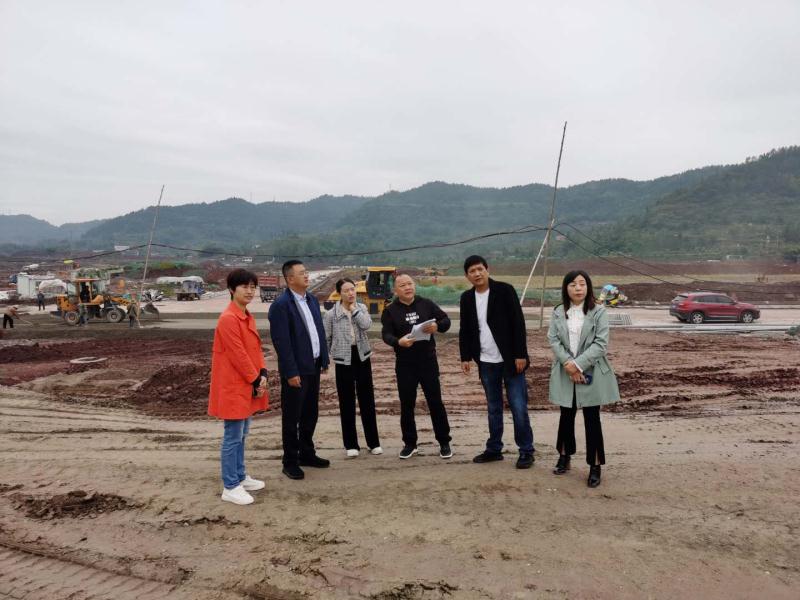 10.10市经信局副局长徐立涌到开江智谷机电产业园调研.jpg