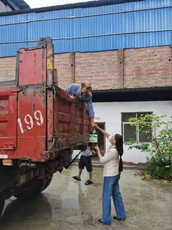 发放临时物资.jpg