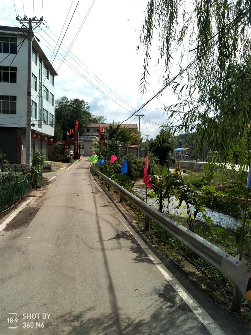 天师镇悬挂国旗喜迎国庆 - 工作动态 - 开江县人民政府