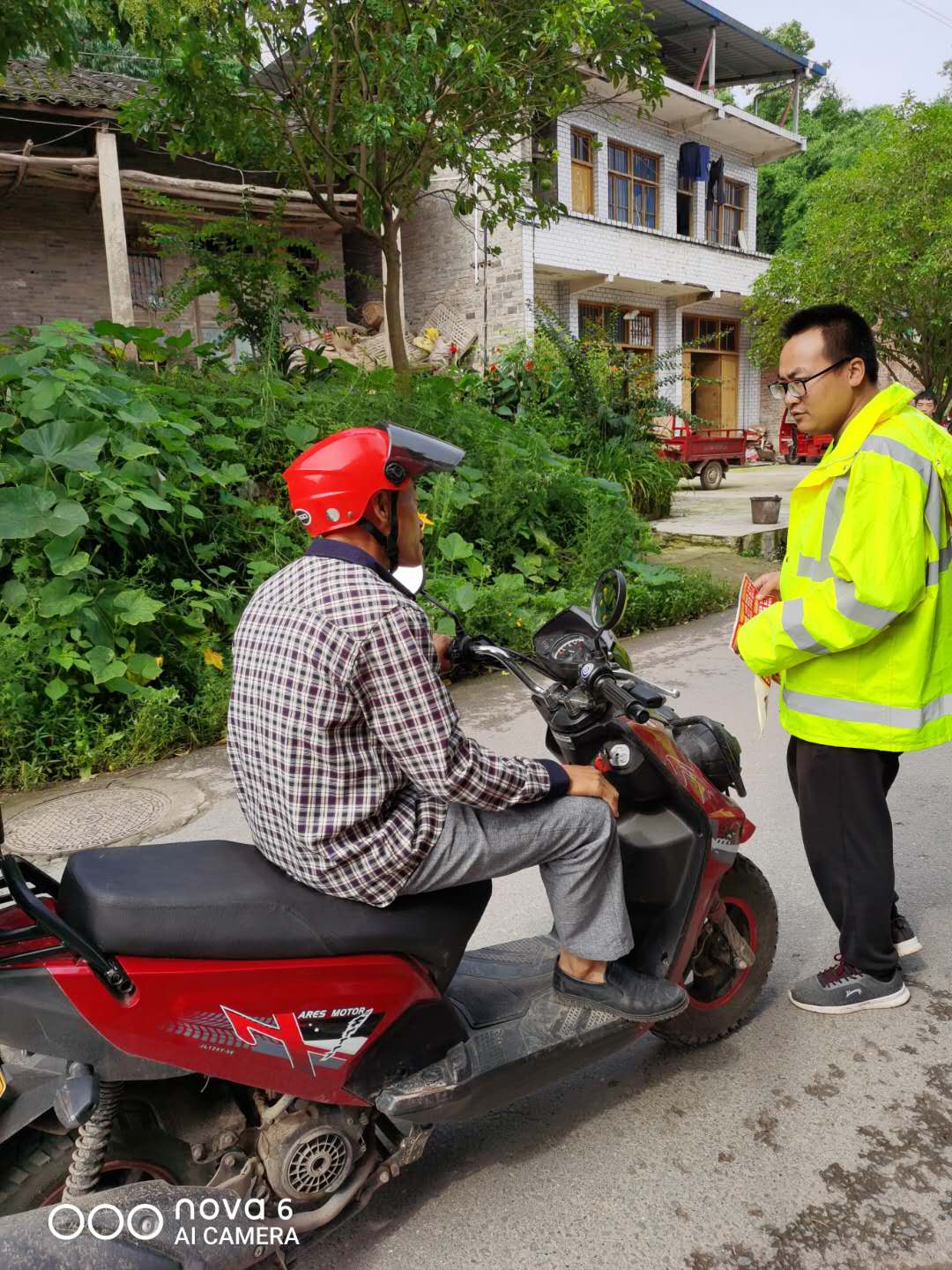 新宁镇积极开展农村道路交通安全劝导工作