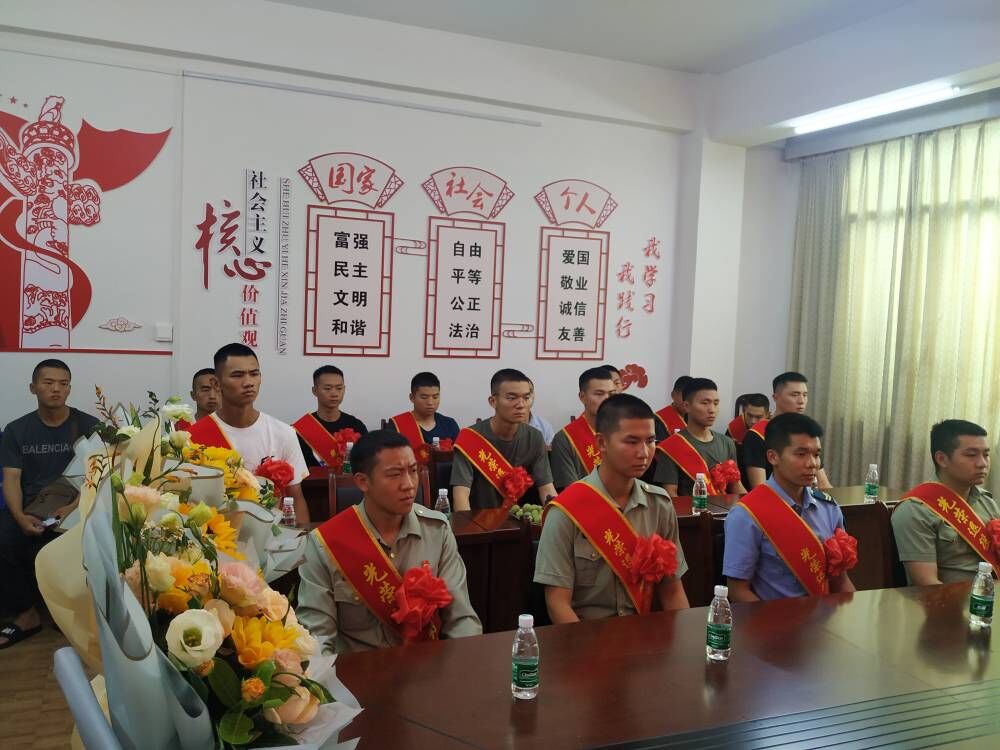 村(社区)退役军人服务站工作人员,按照"四尊崇"五关爱"六必访"的